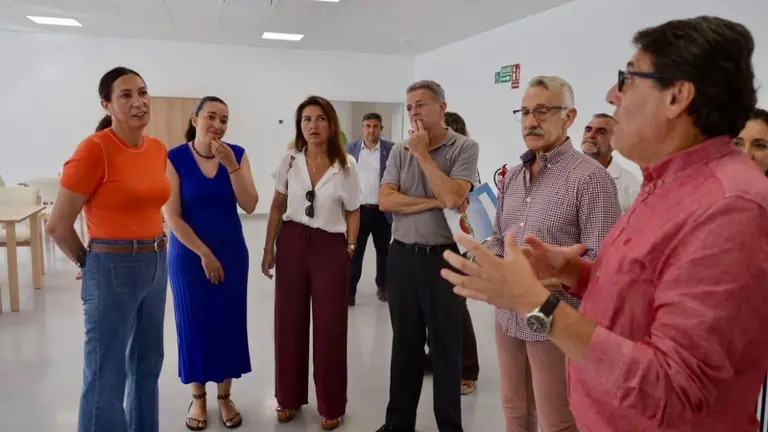 Loles L&oacute;pez visita obras del centro de d&iacute;a de Bonares