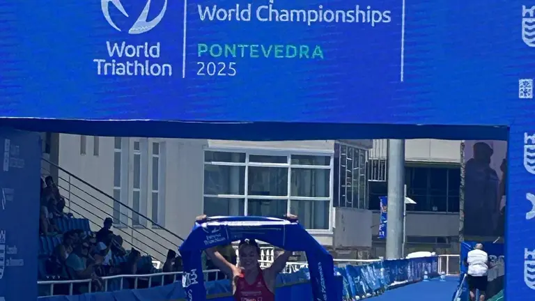 Carmen González, en el momento de cruzar la meta en Pontevedra.