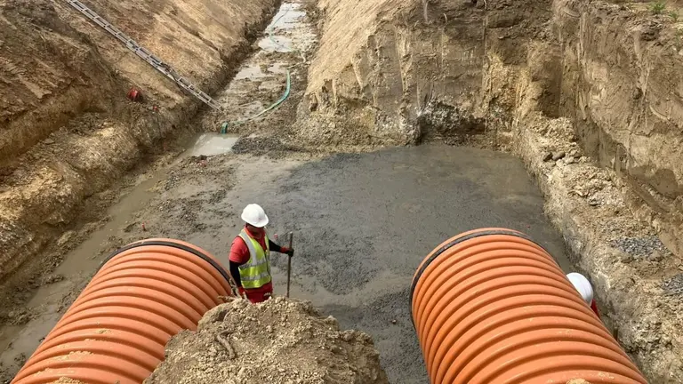 Obras de canalizaci&oacute;n en Trigueros.