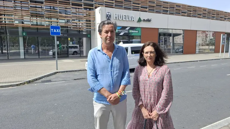 Miembros de Vox a las puertas de la estación de tren de Huelva.