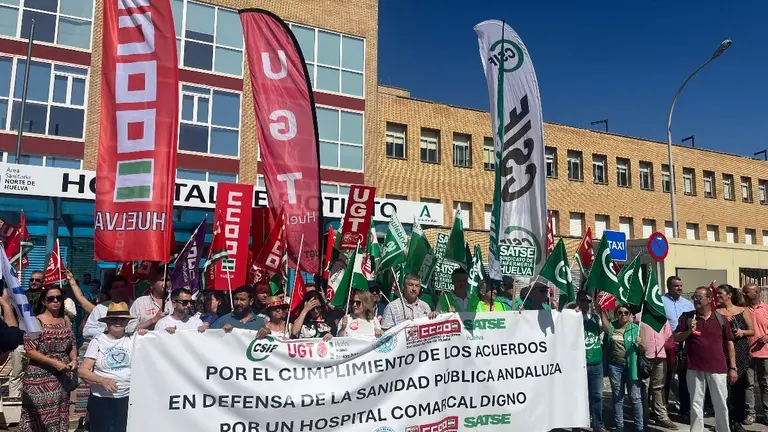 Manifestaci&oacute;n a las puertas del Hospital de Riotinto.