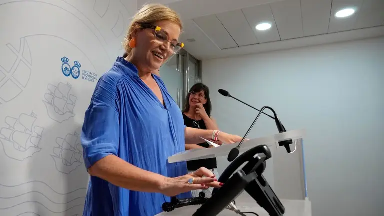 Gracia Baquero, diputada de Cultura, llama a la ganadora para comunicarle la decisión del jurado.