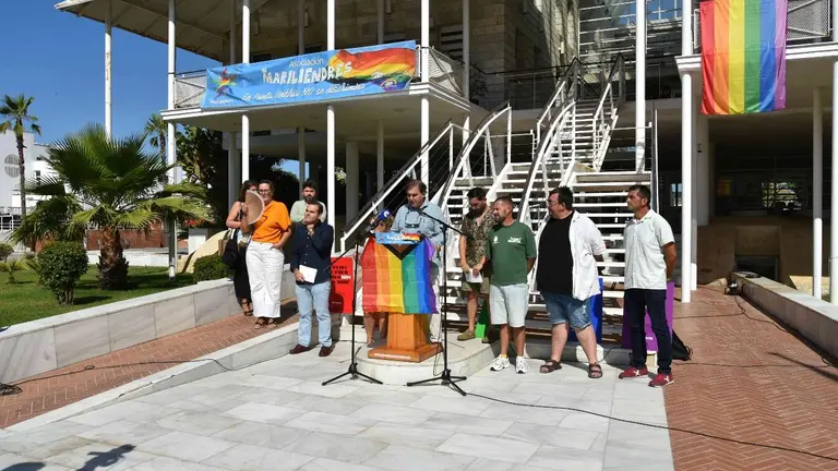 Lectura del manifiesto a las puertas del Ayuntamiento de Punta Umbr&iacute;a.