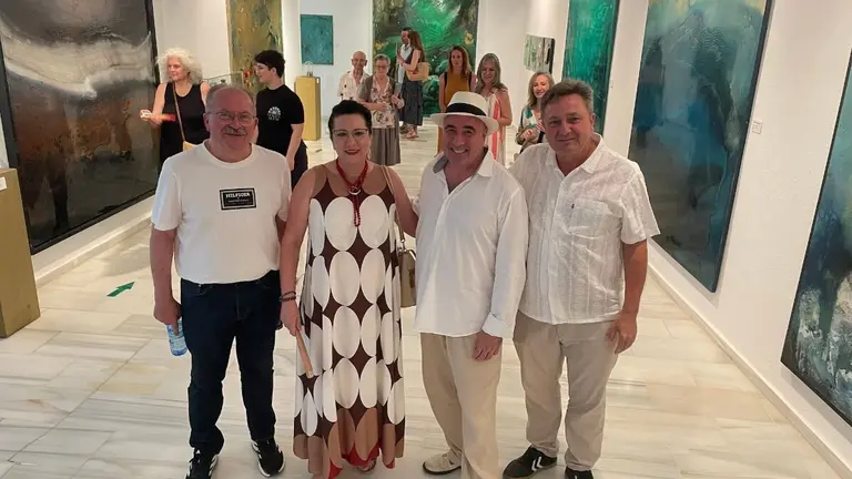 El autor junto a alcalde y ediles del ayuntamiento de Nerva, en su exposición