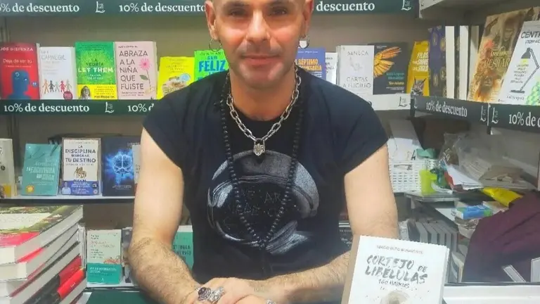 el autor firmando en Stand de "Casa del Libro", de la Feria del Libro de Madrid de 2025.