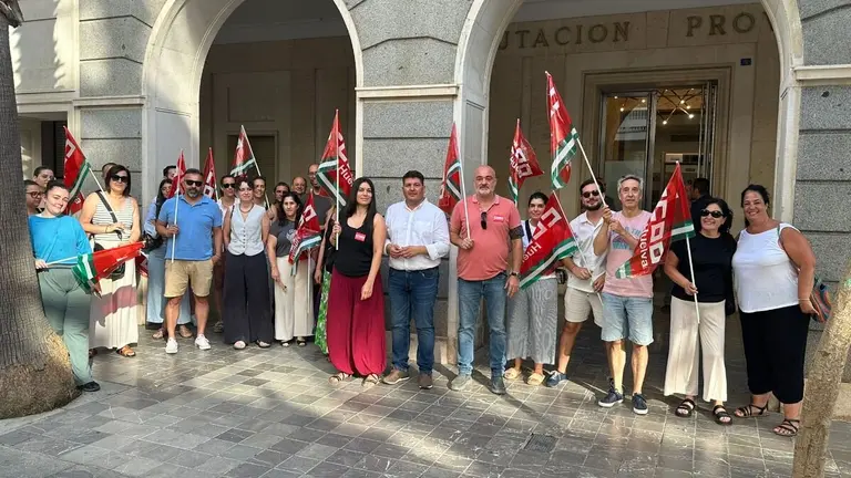 Foto de la concentración previa a la moción
