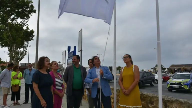 Izada de banderas en Punta Umbr&iacute;a