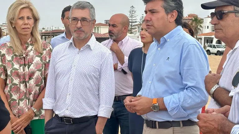 Hugo Mor&aacute;n visita las obras en La Antilla e Islantilla junto al alcalde de Lepe, Adolfo Verano y la subdelegada del Gobierno, Mar&iacute;a Jos&eacute; Rico.