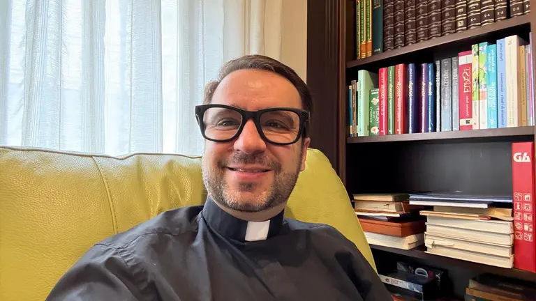 Francisco Javier Real con las gafas con la que emiti&oacute; el directo en redes sociales.