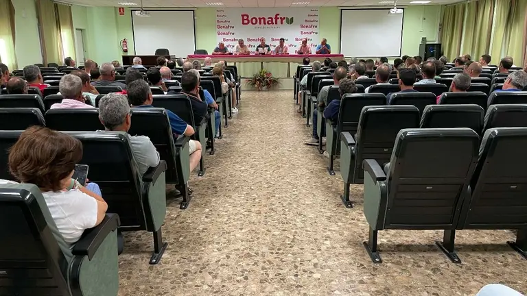Asamblea de regad&iacute;os.