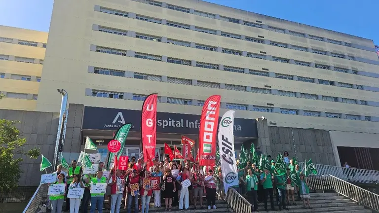 Manifestaci&oacute;n a las puertas del Hospital Infanta Elena.