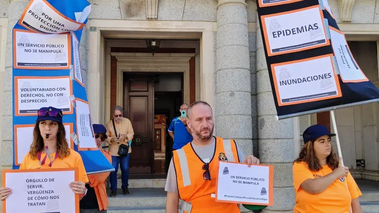 Protesta de Protección Civil a las puertas del Ayuntamiento de Huelva.
