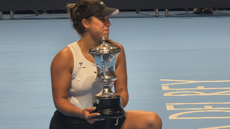 Jessica Bouzas con el título de Campeona de la Copa del Rey.