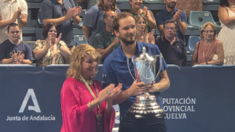 Medvedev recibe el trofeo de Campeón de la Copa del Rey de manos de Pilar Miranda / Fotografía: G. Mingorance.
