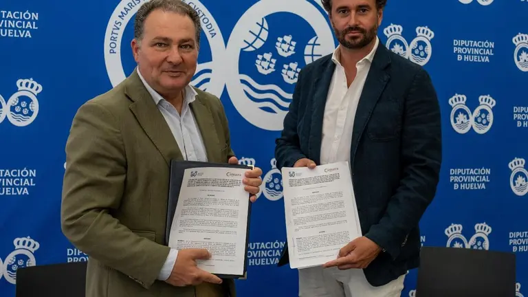 Firma del convenio de la Diputaci&oacute;n con la C&aacute;mara de Comercio.