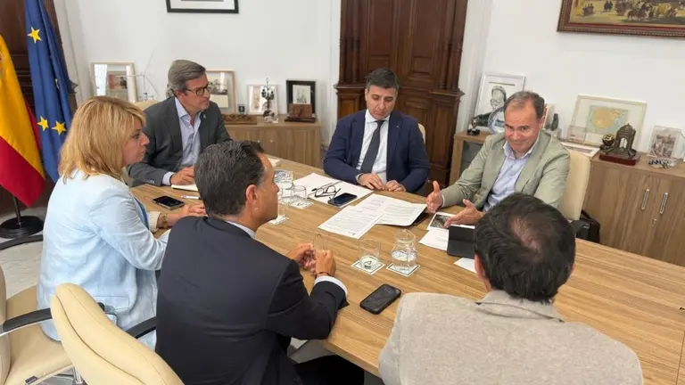 Encuentro entre el Ayuntamiento de Huelva y el consejero de Industria de la Junta de Andalucía.