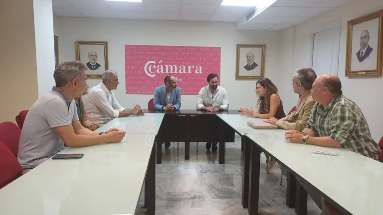 Reunión de la UHU con la Cámara de comercio.