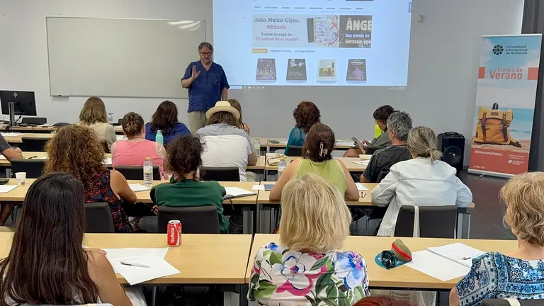 Curso de literatura en la UNIA.