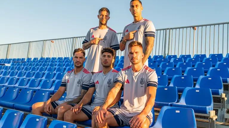 Varios jugadores del Recre posan antes del primer entrenamiento para las redes sociales del club / Fotografía: Real Club Recreativo de Huelva.