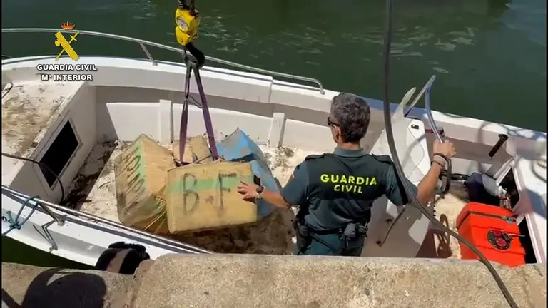 Momento de la incautación. / Fotografía: Guardia Civil.