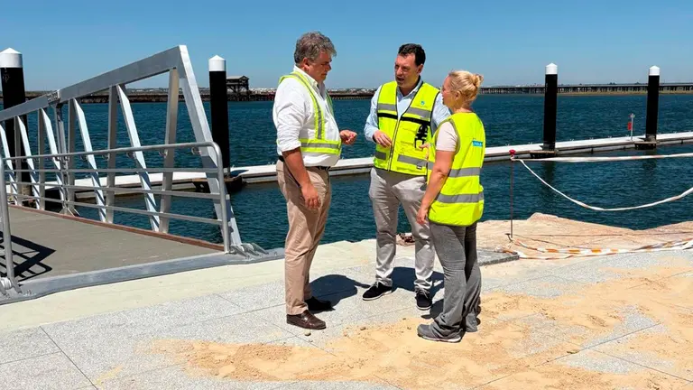 El presidente del Puerto de Huelva visita las obras del nuevo pantalán.