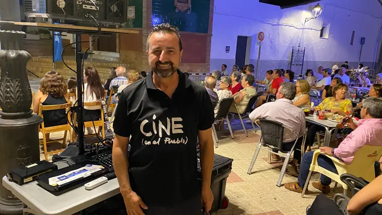 Juan Fernández, Juan 'Cine'.