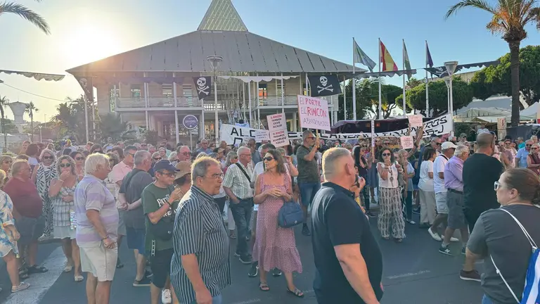 Manifestaci&oacute;n de vecinos de El Portil frente al Ayuntamiento de Punta Umbr&iacute;a.