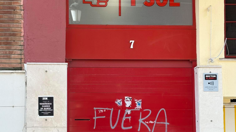 Pintada en la sede del PSOE de Huelva.