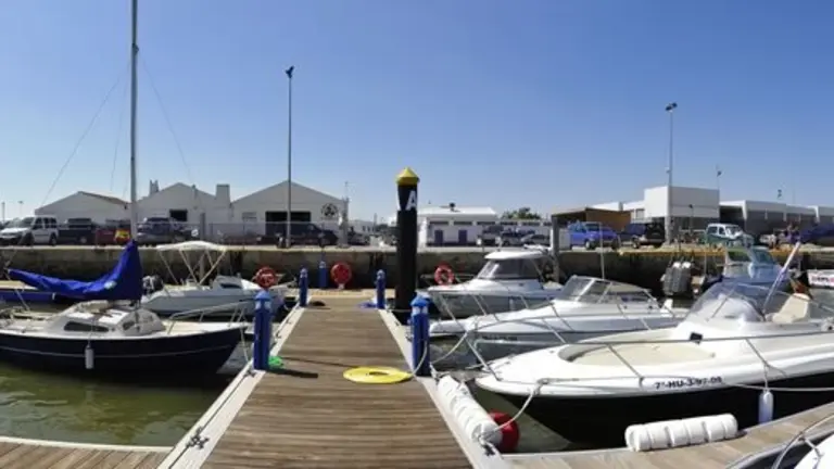 Puerto deportivo de El Terr&oacute;n.