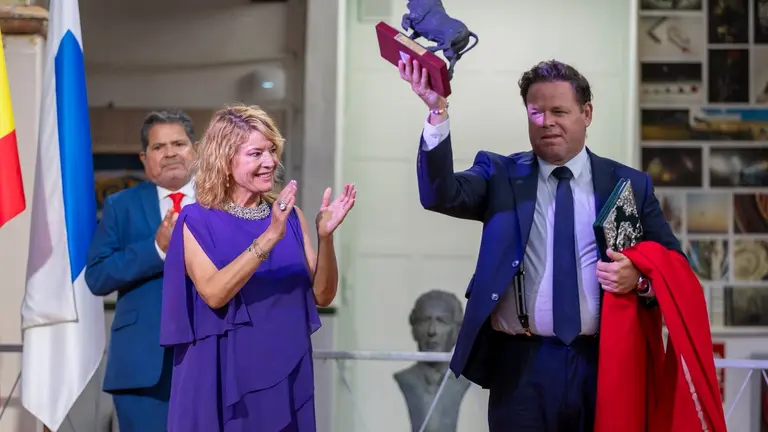 Luis Carlos Sáenz De la Torre recibe un reconocimiento por su pregón de manos de la alcaldesa de Huelva, Pilar Miranda.