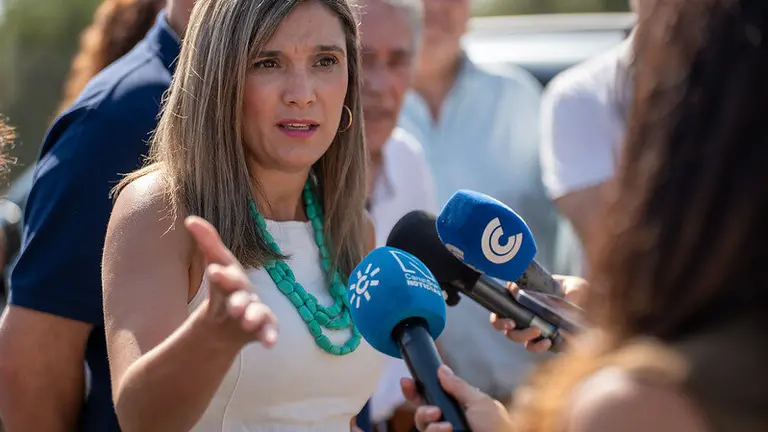 Maria Marquez atiende a los medios en Hinojos.