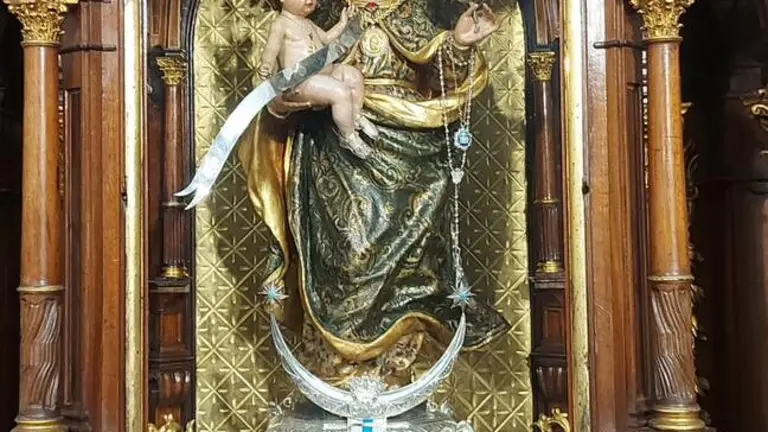 Imagen de la medalla de la Diputaci&oacute;n a los pies de la Virgen de la Cinta / Diputaci&oacute;n de Huelva.