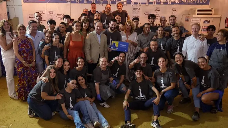 David Toscano, presidente de la Diputación Provincial, hace entrega del premio a la caseta del Cautivo. / Fotografía: Diputación Provincial de Huelva.