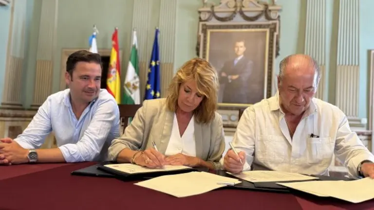 Firma del convenio con el Consejo de Hermandades y Cofradías / Fotografía: Ayuntamiento de Huelva.