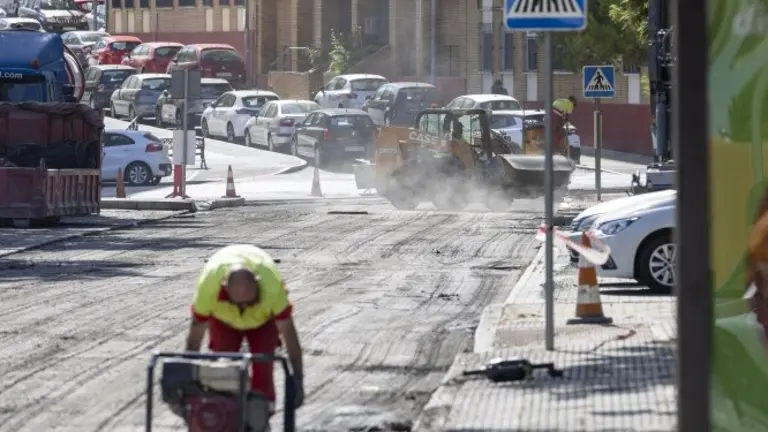 Operarios asfaltando en La Orden / Fotografía: Ayuntamiento de Huelva.