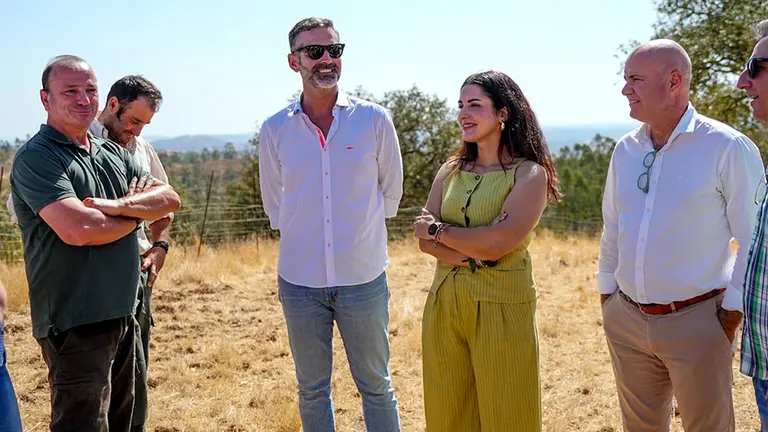 El consejero visita una ganadería extensiva en El Cerro de Andévalo / Fotografía: Junta de Andalucía.