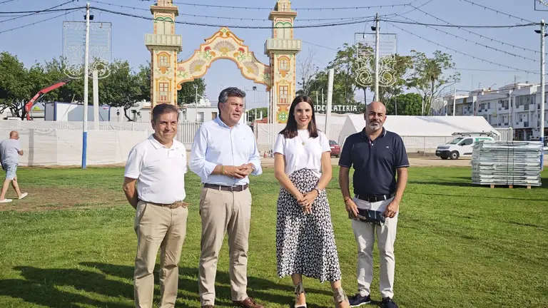 El alcalde de Lepe vista el recinto ferial / Fotografía: Ayuntamiento de Lepe.