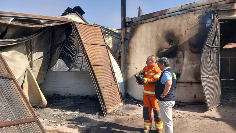 Momento de la visita a las naves afectadas / Fotografía: Junta de Andalucía.
