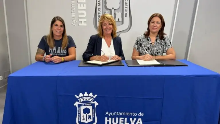 Firma del convenio con AOCAM / Fotografía: Ayuntamiento de Huelva.