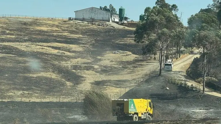 Equipos del Infoca trabajando en el incendio en Aroche / Fotograf&iacute;a: Plan Infoca.