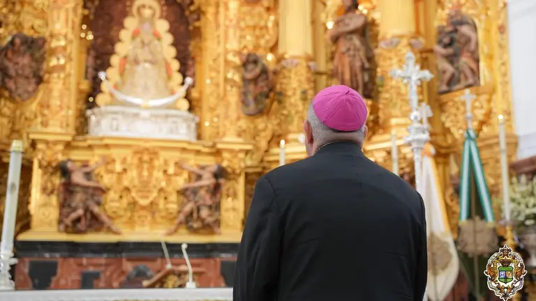 Santiago G&oacute;mez, obispo de Huelva, reza a los pies de la Virgen del Roc&iacute;o / Fotograf&iacute;a: Hermandad Matriz de Almonte