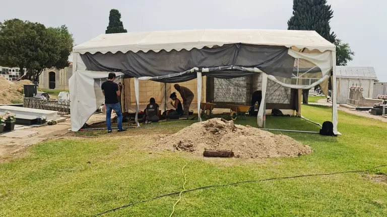 Exhumaciones en el cementerio de La Soledad de Huelva / Fotografía: SOS Bebés Robados Huelva.