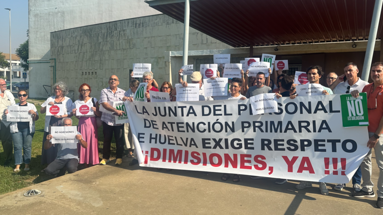 Concentraci&oacute;n contra la agresi&oacute;n a un m&eacute;dico en San Juan del Puerto / Fotograf&iacute;a: Antonio Bendala.