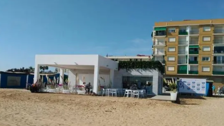 Un chiringuito en Punta Umbr&iacute;a.