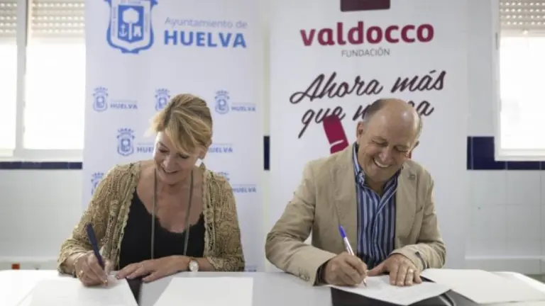 Firma del convenio entre el Ayuntamiento de Huelva y la Fundación Valdocco. / Fotografía: Ayuntamiento de Huelva.