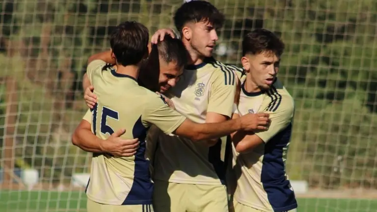 Los jugadores del Recre celebran uno de sus goles al Marbella.