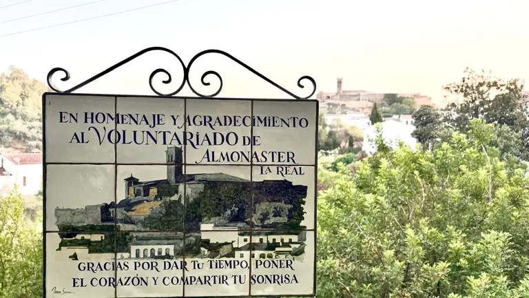 Placa homenaje descubierta en Almonaster La Real. / Fotograf&iacute;a: Ayuntamiento de Almonaster La Real.