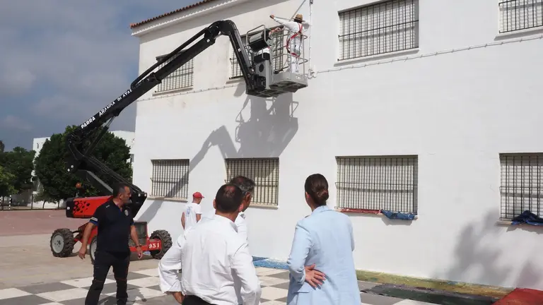 La alcaldesa ha supervisado las mejoras en los centros educativos de Palos de la Frontera / Fotograf&iacute;a: Ayuntamiento de Palos de la Frontera.