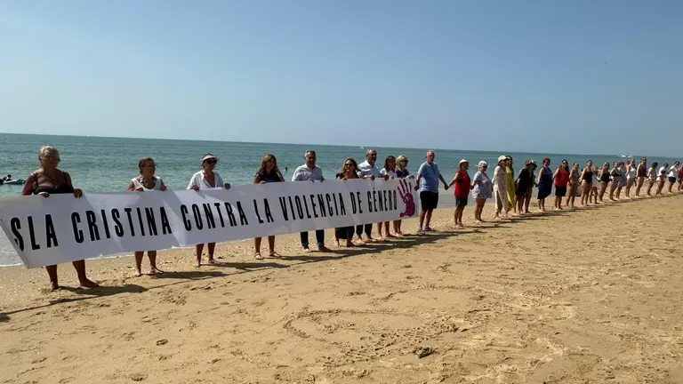Cadena humana contra la violencia machista en Isla Cristina / Fotograf&iacute;a: Ayuntamiento de Isla Cristina.
