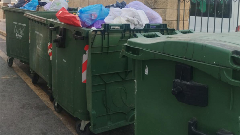 Así están los contenedores en Lucena del Puerto tras la no recogida de basura / Fotografía: Ayuntamiento de Lucena del Puerto.